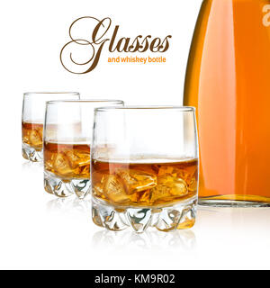 Whisky Flasche Gläser und Eis auf weißem Hintergrund Stockfoto