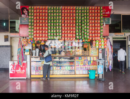 Kiosk am Busbahnhof, Mysore, Karnataka, Indien. Stockfoto