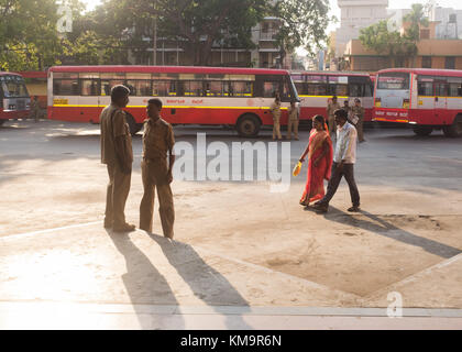 Bus-Leitung im Gespräch mit seinem Kollegen am Busbahnhof in Mysore mysuru, Karnataka, Indien. Stockfoto