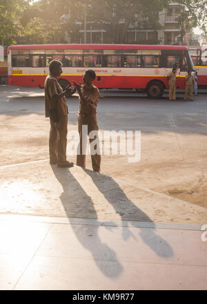 Busleiter im Gespräch mit seinem Kollegen am Busbahnhof in Mysore, Mysuru, Karnataka, Indien. Stockfoto