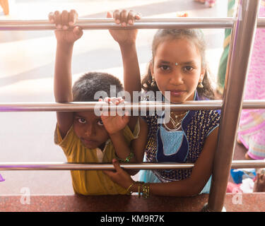Portrait von Kindern am Busbahnhof, Mysore, Karnataka, Indien. Stockfoto
