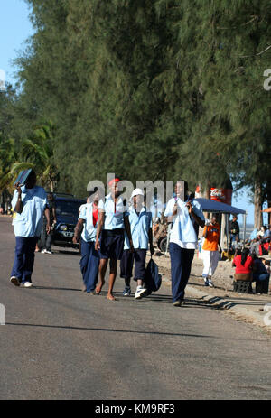 Maputo, Mosambik, Gruppe von Studenten auf der Straße Stockfoto