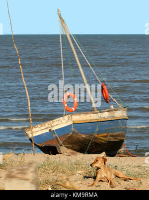 Maputo, Mosambik, kleine Holzboot vertäut am Strand am Rand Wassers Stockfoto