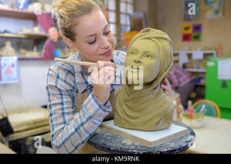 Weibliche Künstler arbeiten an Skulptur Stockfoto