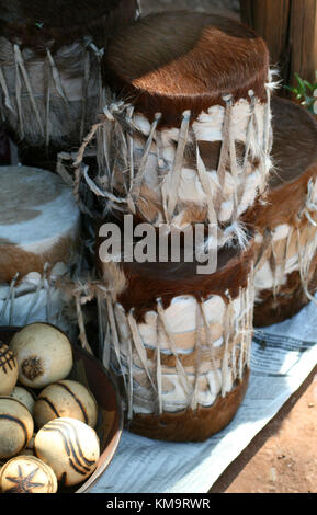 Pilgrims Rest, Mpumalanga, handgemachte Tierhaut afrikanische Trommeln Stockfoto