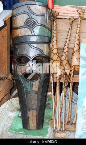 Pilgrims Rest, Mpumalanga, Hand geschnitzte Holzmaske und hölzerne Giraffen Stockfoto