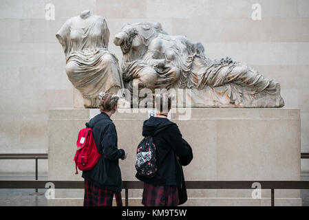 London. England. Die Besucher des British Museum mit Blick auf die antiken Parthenon Skulpturen aka Elgin Marbles. Stockfoto