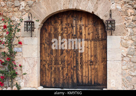 Wunderschöne alte Tür in Son Serralta de Dalt. Estellencs, Mallorca, Spanien. Stockfoto