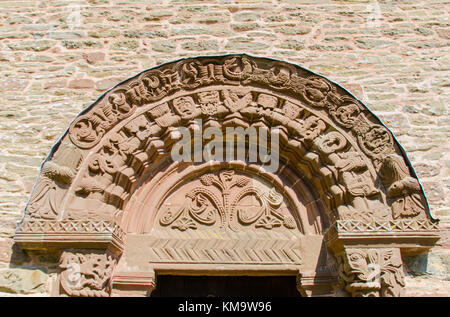 Romanische Schnitzereien verzieren den Süden Tür Tympanon der Kilpeck Kirche Herefordshire UK Stockfoto