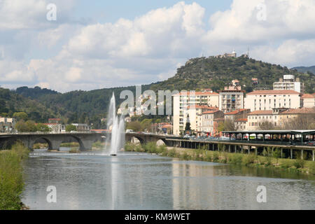 Brunnen in der Gardon d'Ales Fluss, Ales, Frankreich. Stockfoto