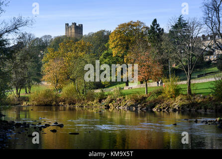 Richmond Castle in Richmond, North Yorkshire, England, gesehen vom Fluss Swale Stockfoto