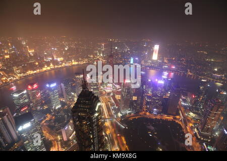 Shanghai ist die größte Stadt von China, in diesem Bild habe ich das Bund erfasst, den Fluss Huangpu, Oriental Pearl Tower und die schönen Lichter der Stadt Stockfoto