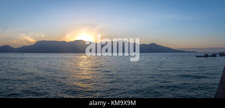 Panoramablick Sonnenuntergang Blick auf ilhabela mit Sao Sebastiao auf Hintergrund - ilhabela, Sao Paulo, Brasilien Stockfoto