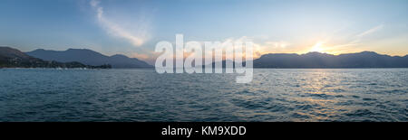 Panoramablick Sonnenuntergang Blick auf ilhabela mit Sao Sebastiao auf Hintergrund - ilhabela, Sao Paulo, Brasilien Stockfoto