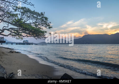 Sonnenuntergang Blick auf ilhabela Pier mit Sao Sebastiao auf Hintergrund - ilhabela, Sao Paulo, Brasilien Stockfoto