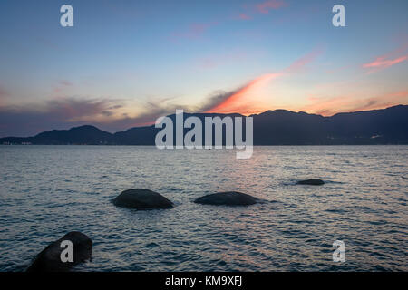 Sonnenuntergang Blick auf ilhabela mit Sao Sebastiao auf Hintergrund - ilhabela, Sao Paulo, Brasilien Stockfoto