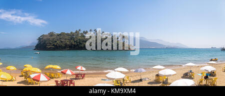 Panoramablick auf Ilha das cabras Island und Strand - ilhabela, Sao Paulo, Brasilien Stockfoto