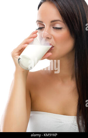 Schöne junge Frau trinkt Milch Stockfoto