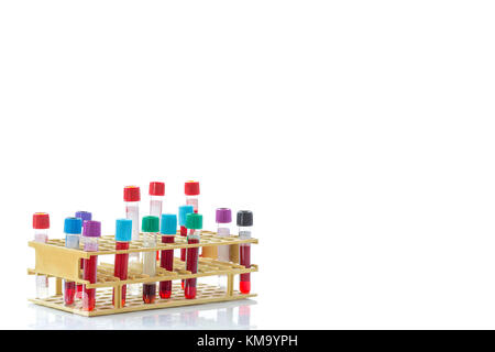 Blick von der BIC-Rack von Blut Probenröhrchen auf weißem Hintergrund Stockfoto