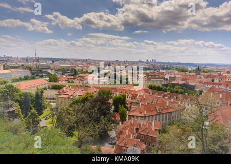 Stadt Prag als von der Prager Burg, Prag, Tschechische Republik. 2017 Juli Stockfoto