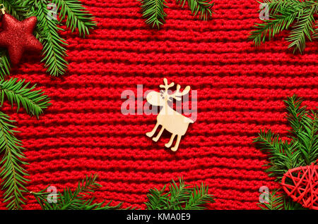 Weihnachten rot gestrickt Hintergrund mit Zweig Tanne, Sterne, neues Jahr Konzept, Hirsche Stockfoto