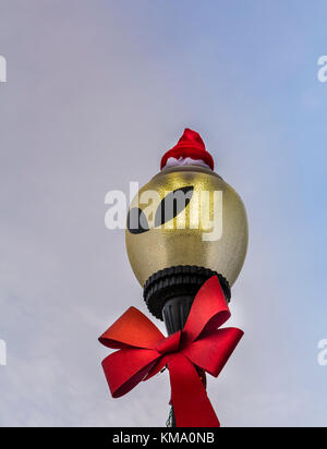 Alien Street Light trägt einen Weihnachtsmütze und Weihnachtsbogen in Roswell, New Mexico, USA. Stockfoto