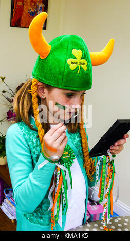 Kind Anwendung Gesicht Farbe für St. Patrick's Day feiern, Dublin, Irland Stockfoto