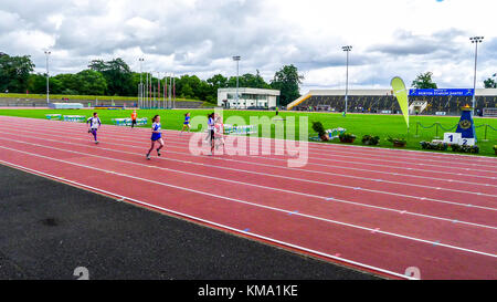 Kinder konkurrieren in Leichtathletik, laufen auf der Laufbahn im Morton Stadion, Santry Dublin Irland Stockfoto