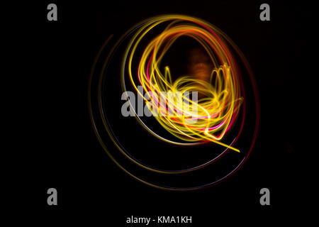 Licht Malerei über schwarzen Hintergrund Stockfoto