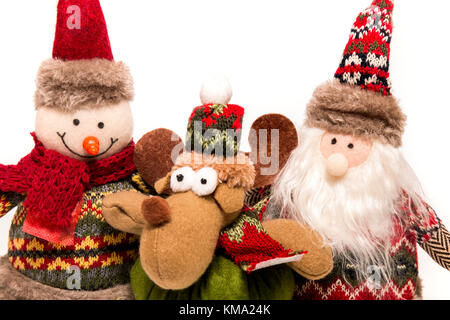 Gefüllte Weihnachten themed Spielzeug auf einem weißen Hintergrund. Stockfoto