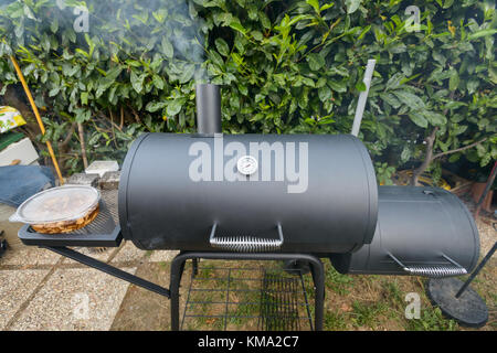 Ein schwarzer Grill bereit zum Grillen ein langsames Kochen zog Schweinefleisch und Rippen Stockfoto