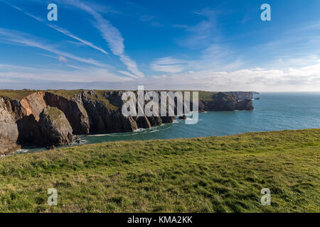 Pembrokeshire Coast in der Nähe des Grünen Brücke von Wales, in der Nähe von Castlemartin und Merrion, Wales, Großbritannien Stockfoto