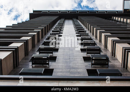 Architektur Detail, modernen Fassade des Gebäudes. Unterseite Panoramablick und perspektivische Ansicht skyscrapersto Stahl blau Glas Hochhaus, Industria Stockfoto