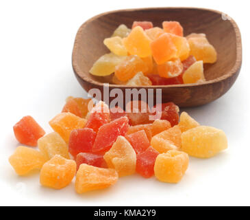 Getrocknete Früchte Aprikose und Papaya mit einigen anderen in einer Schüssel über weißen Hintergrund Stockfoto