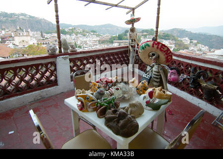 Taxco, Guerrero, Mexiko - 2017: Traditionelle mexikanische Dekorationen auf einen Balkon mit Blick auf die Stadt. Stockfoto