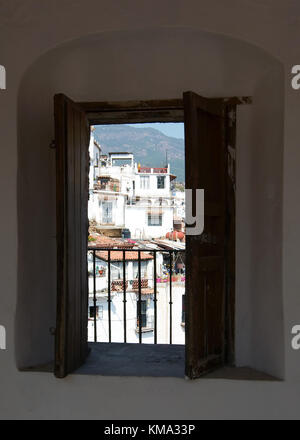 Taxco, Guerrero, Mexiko - 2017: Blick auf die Stadt durch ein Fenster im Casa borda Kulturzentrum. Stockfoto