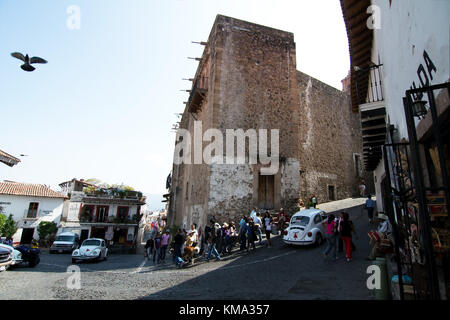 Taxco, Guerrero, Mexiko - 2017: Blick auf eine typische Straße mit Kopfsteinpflaster und der Casa borda Kulturzentrum Stockfoto