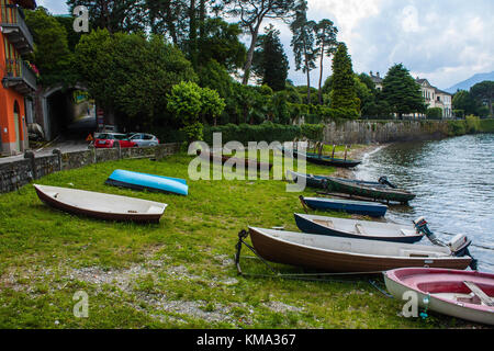 Blick auf die Küste von Comer see, Italien, Region Lombardei. Italienische Landschaft mit Boote am Ufer des Bellagio Stadt. Stockfoto