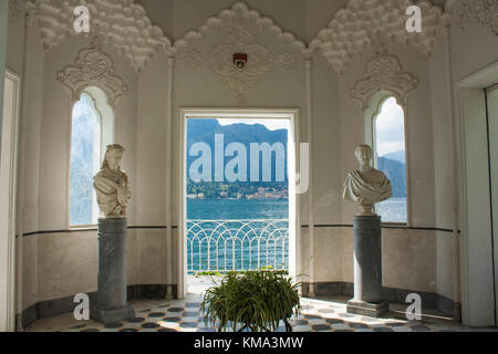 Blick auf die Küste von Comer see, Italien, Region Lombardei. italienische Landschaft Blick von maurischer Pavillon in Villa Melzi garten Wahrzeichen bellagi Stockfoto