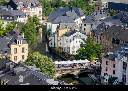 Die alzette Fluss fließt über das untere Stadt, Grund, der Stadt Luxemburg, Luxemburg, Europa Stockfoto