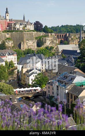 Die alzette Fluss fließt über das untere Stadt, Grund, der Stadt Luxemburg, Luxemburg, Europa Stockfoto