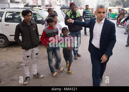 Bürgermeister von London Sadiq Khan Spaziergänge durch eine Straße in Delhi, Indien, zwischen amtlichen Engagements. Stockfoto