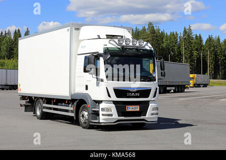 HIRVASKANGAS, FINNLAND - 8. JULI 2017: Der White MAN TGM 15,250-Lieferwagen fährt an einem schönen Sommertag in Mittelfinnland über den LKW-Halteplatz Stockfoto