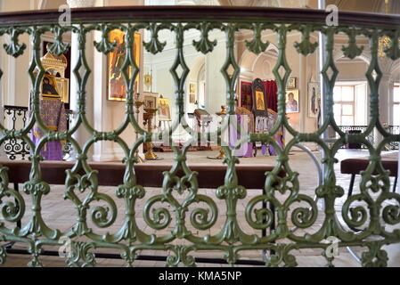 St. Petersburg, Russland - März 03, 2017: Blick auf den Altar durch die Bars der Treppe der Kapelle der Heiligen Dreifaltigkeit in gatchina Palast Stockfoto