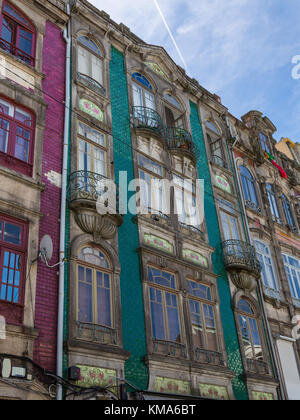 Typischen bunten portugiesische Architektur: Kacheln azulejos Fassade mit antiken Fenster und Balkon - Portugal. Stockfoto