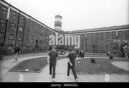 Insassen, die in der übung Hof während der Verbindung an hmp Winchester, Winchester, Hampshire, Vereinigtes Königreich. 10. Mai 2001. Stockfoto