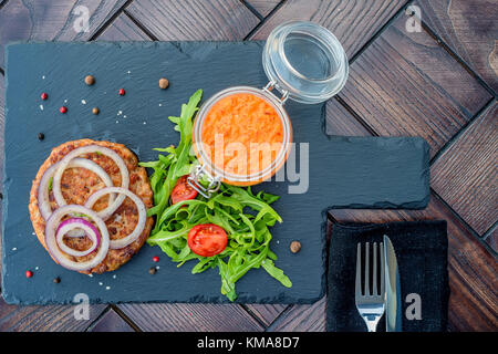 Gegrilltes Steak gehackte Rindfleisch mit Gemüse Stockfoto
