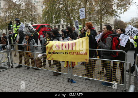 Verfechter der katalanischen Unabhängigkeit Protest außerhalb der Downing Street, London, während des Besuchs des spanischen Ministerpräsidenten Mariano Rajoy. Stockfoto