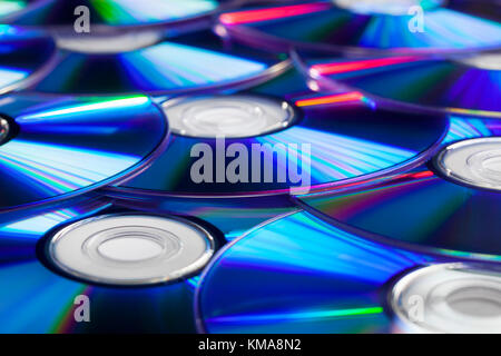 Stapel von CDs CDs und DVDs mit schönen Reflexionen Stockfoto