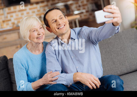 Freudige ältere Mutter und Sohn selfie Stockfoto